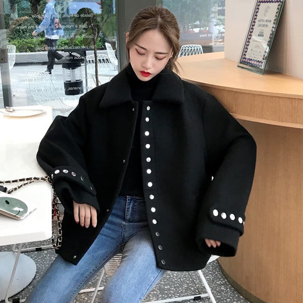 Modern női kabát széles modell fém elemekkel fekete színben