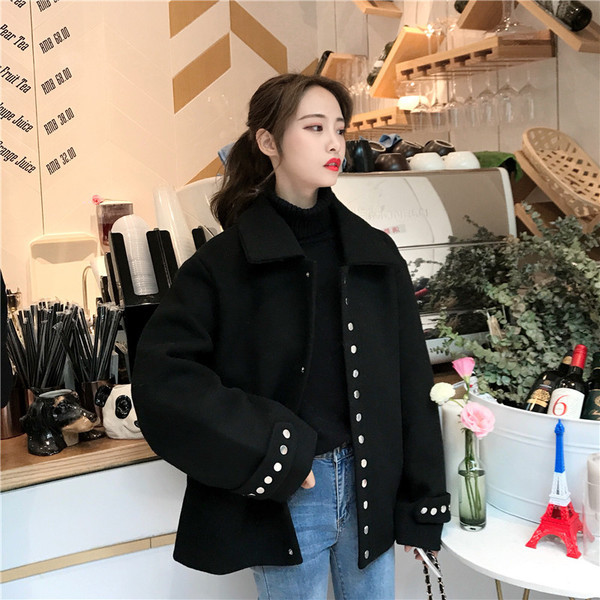 Modern női kabát széles modell fém elemekkel fekete színben