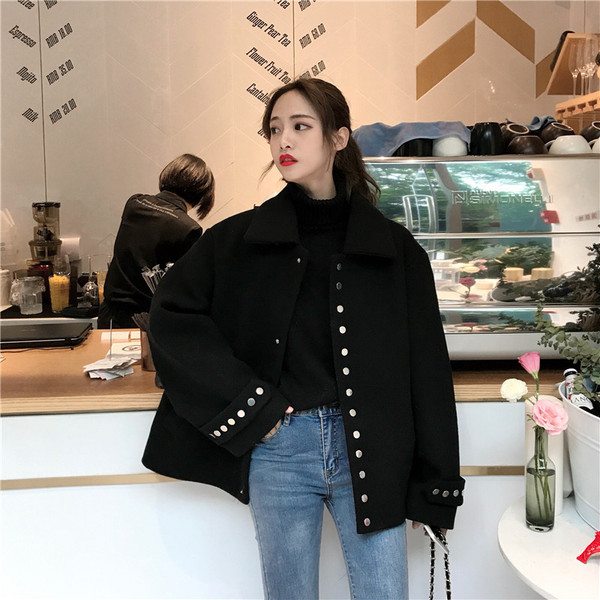 Modern női kabát széles modell fém elemekkel fekete színben