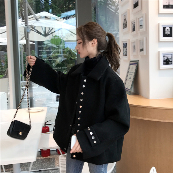 Modern női kabát széles modell fém elemekkel fekete színben