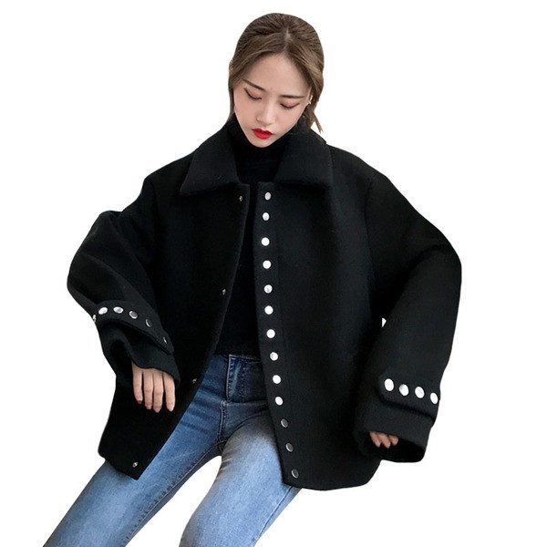 Modern női kabát széles modell fém elemekkel fekete színben