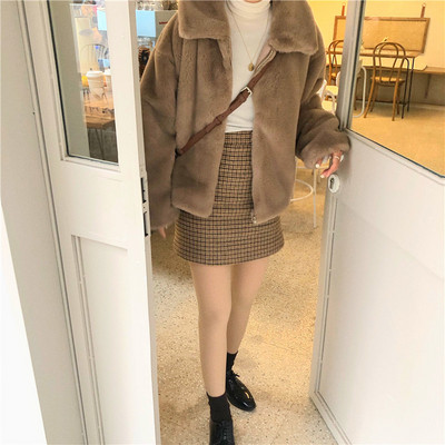 Стилно дамско пухено палто къс модел в кафяв цвят