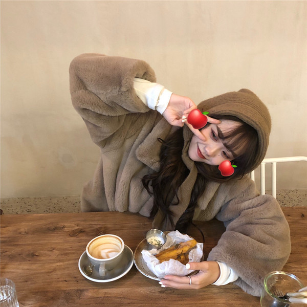 Стилно дамско пухено палто къс модел в кафяв цвят