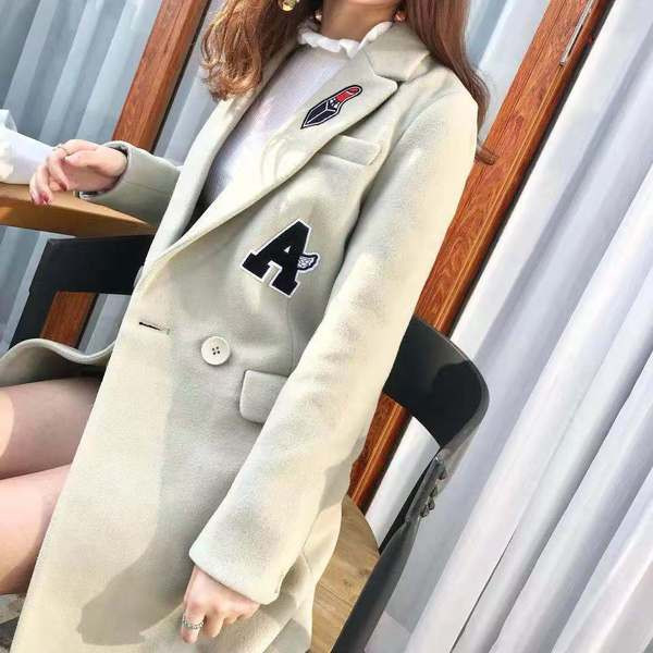 Модерно дамско палто с цветни емблеми в няколко цвята