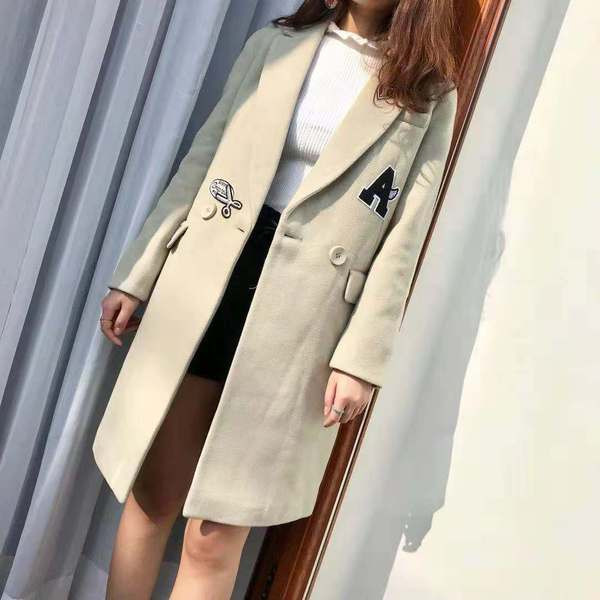 Модерно дамско палто с цветни емблеми в няколко цвята