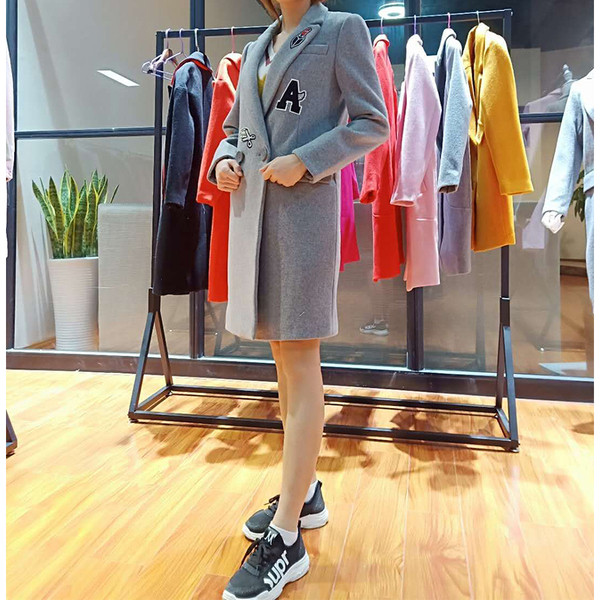 Модерно дамско палто с цветни емблеми в няколко цвята