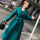 Modern női kabát zsebekkel és kék övvel