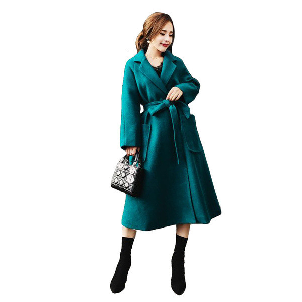 Modern női kabát zsebekkel és kék övvel