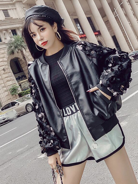 Aktuális női kabát eko bőrből flitterekkel az ujjain fekete színben