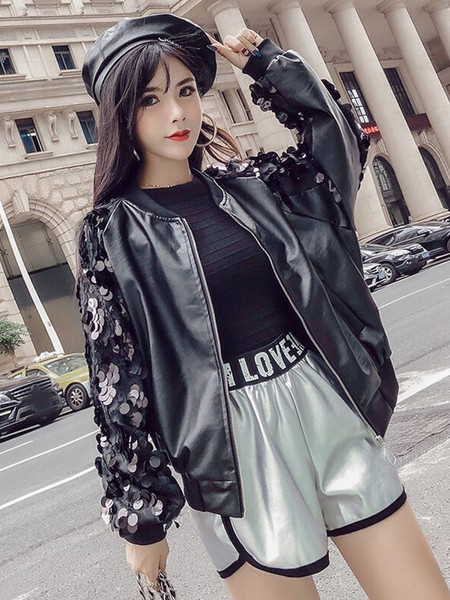 Aktuális női kabát eko bőrből flitterekkel az ujjain fekete színben