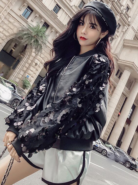 Aktuális női kabát eko bőrből flitterekkel az ujjain fekete színben