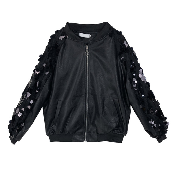 Aktuális női kabát eko bőrből flitterekkel az ujjain fekete színben