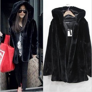 Стилно дамско палто с качулка в черен и бял цвят 