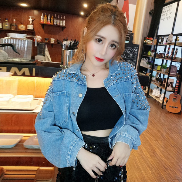 Късо дамско дънково яке с метални елементи в син цвят