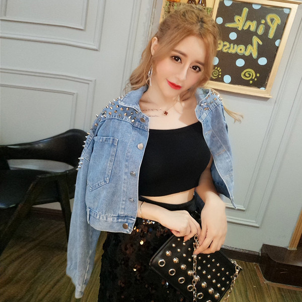 Късо дамско дънково яке с метални елементи в син цвят