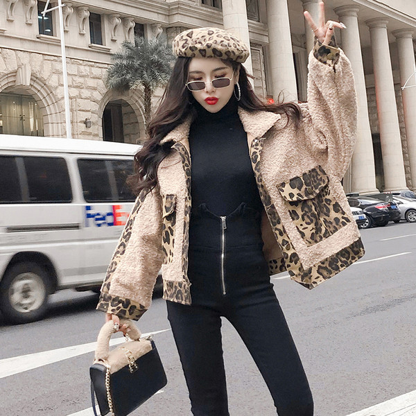 Aktuális női kabát bézs színben, leopárd elemekkel