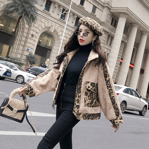 Aktuális női kabát bézs színben, leopárd elemekkel