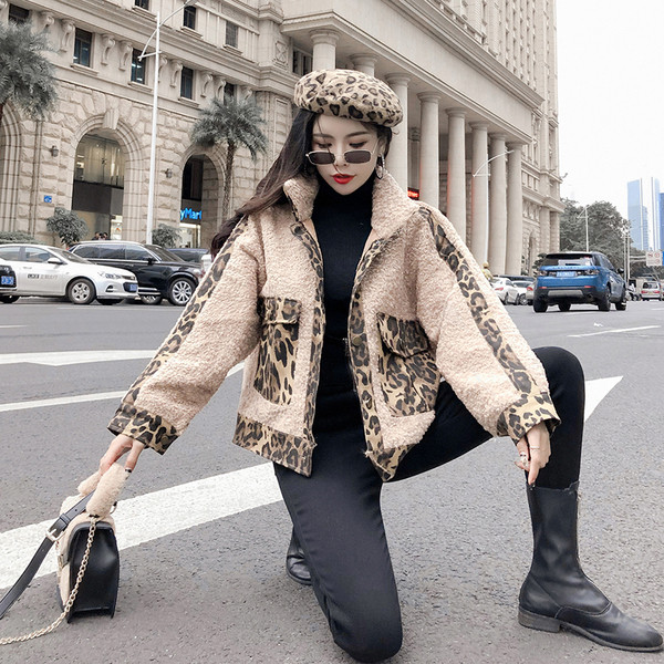 Aktuális női kabát bézs színben, leopárd elemekkel