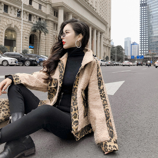 Aktuális női kabát bézs színben, leopárd elemekkel