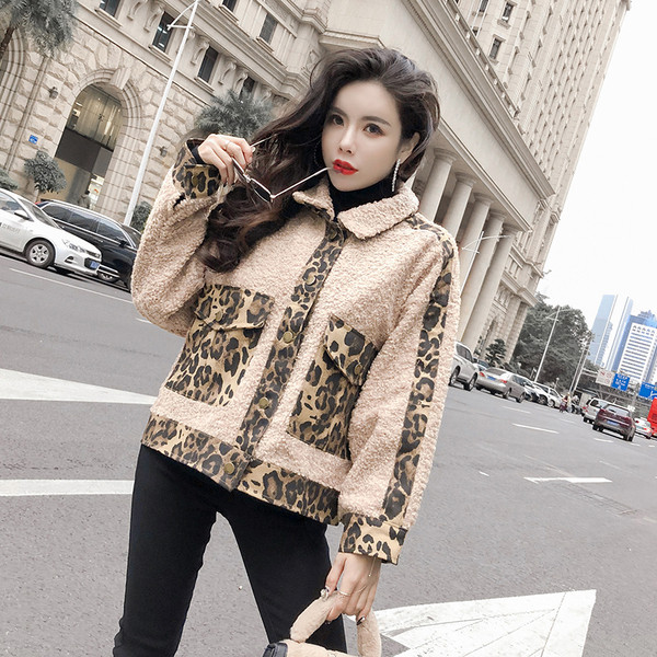 Aktuális női kabát bézs színben, leopárd elemekkel