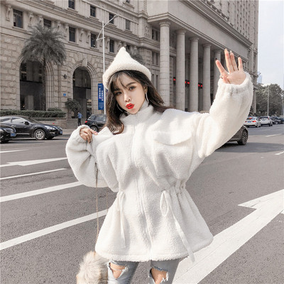 Пухено дамско яке с еластична талия в бял цвят