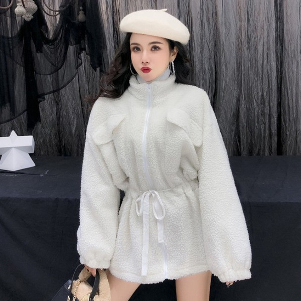 Пухено дамско яке с еластична талия в бял цвят