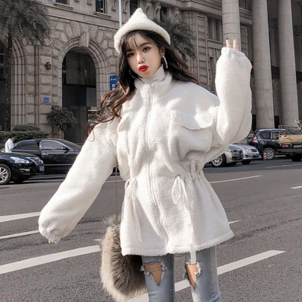 Пухено дамско яке с еластична талия в бял цвят