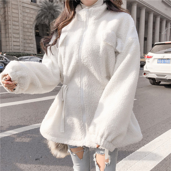 Пухено дамско яке с еластична талия в бял цвят