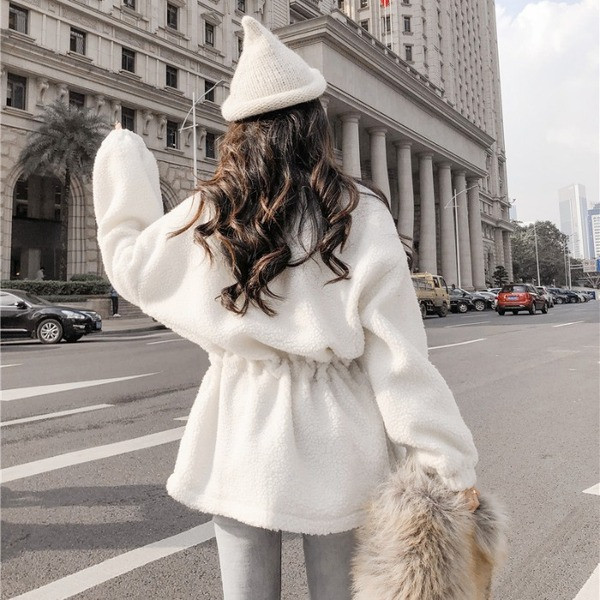 Пухено дамско яке с еластична талия в бял цвят