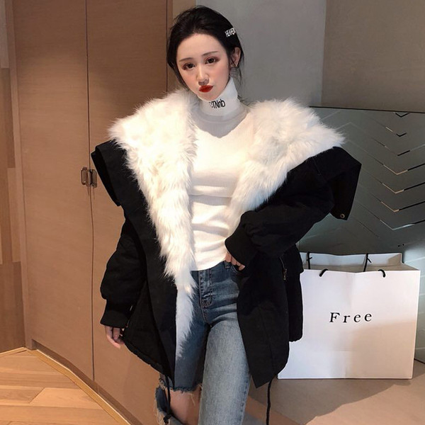 Μοντέρνο γυναικείο μπουφάν με κουκούλα με γούνα σε μαύρο και πράσινο χρώμα