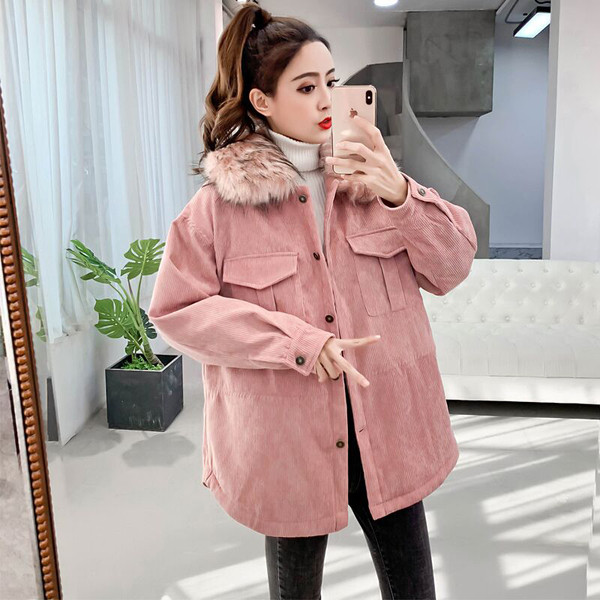 Зимно дамско яке в розов цвят с цветен пух