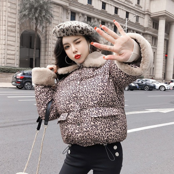 Női téli kabát leopárd mintával és pehelygallérral