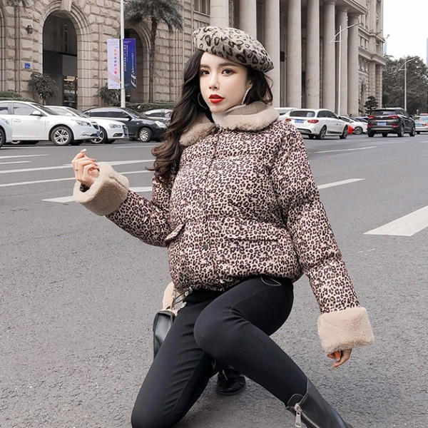 Női téli kabát leopárd mintával és pehelygallérral