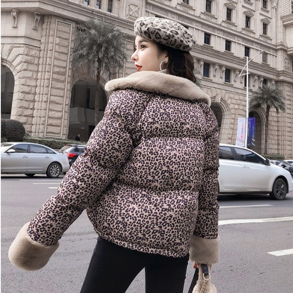 Női téli kabát leopárd mintával és pehelygallérral