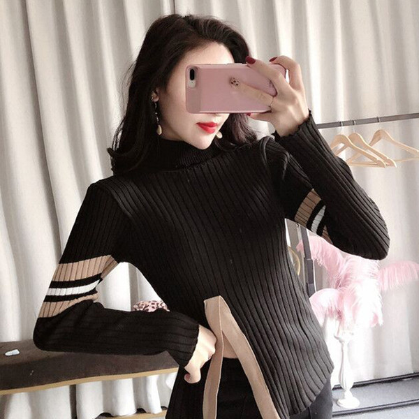 Modern női pulóver magas gallérral és színes fekete-fehér szegéllyel