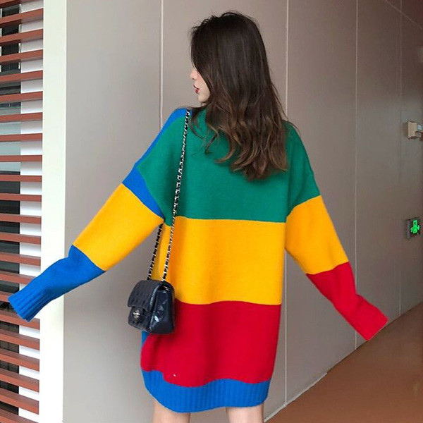 Színes női pulóver O-alakú gallérral - hosszú modell