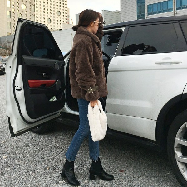 Modern női kabát barna, fehér és sárga színben