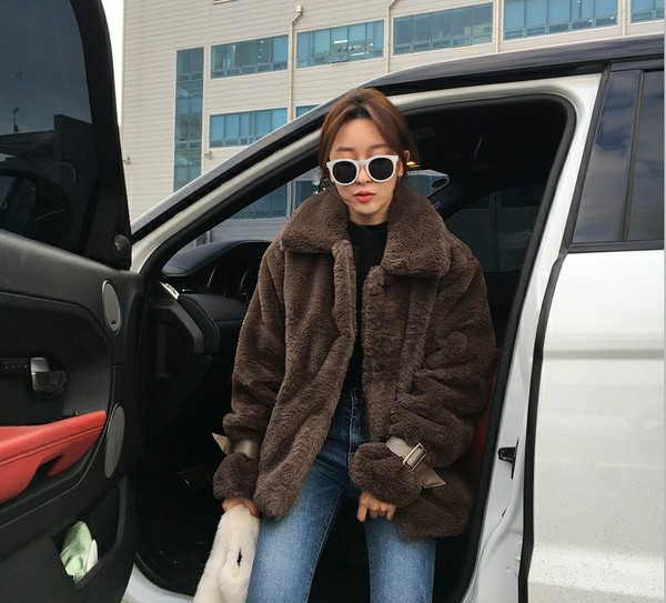 Modern női kabát barna, fehér és sárga színben