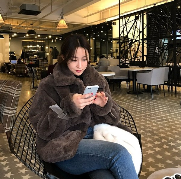 Modern női kabát barna, fehér és sárga színben