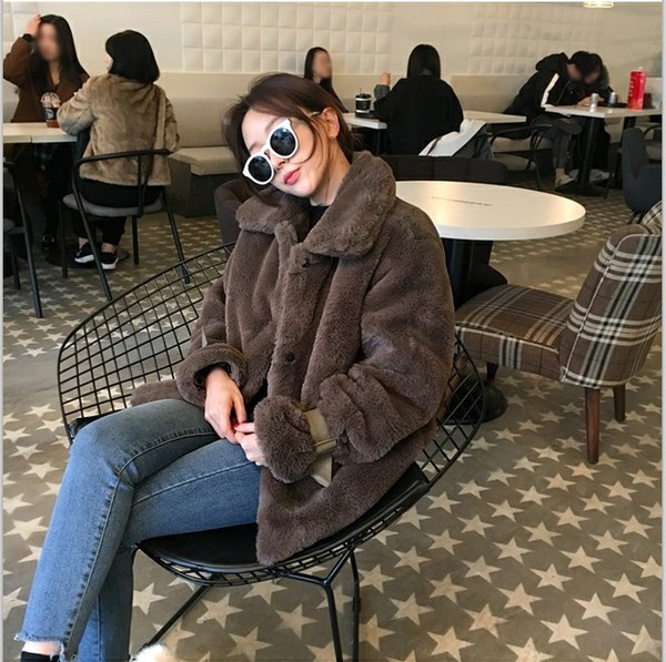 Modern női kabát barna, fehér és sárga színben