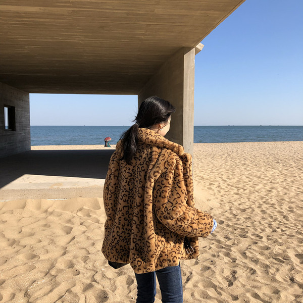 Стилно дамско палто с леопардов десен 