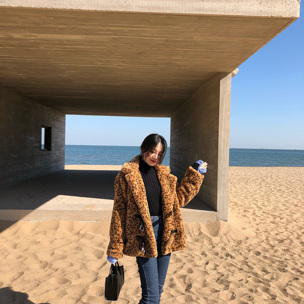 Стилно дамско палто с леопардов десен 