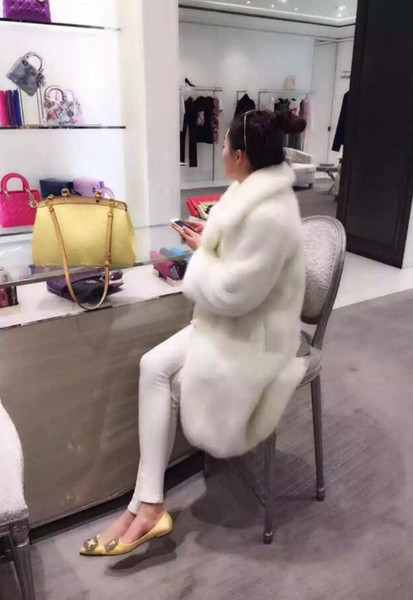 Stílusos női télikabát hosszú modell V-nyakkal, több színben