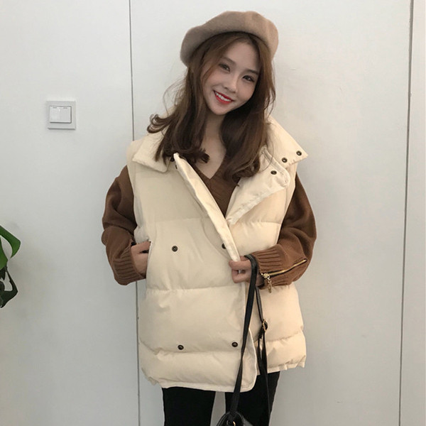 Alkalmi női mellény oldalsó rögzítéssel és zsebekkel fekete-fehér színben