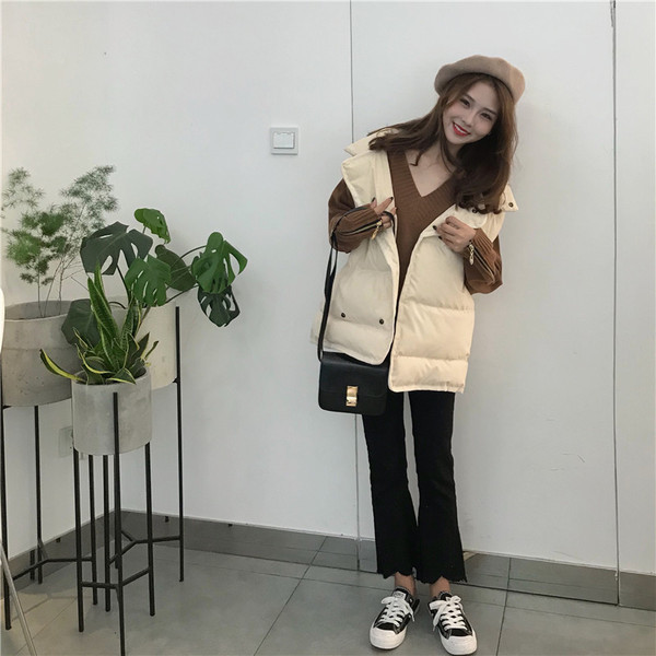 Alkalmi női mellény oldalsó rögzítéssel és zsebekkel fekete-fehér színben