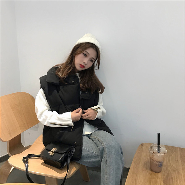 Alkalmi női mellény oldalsó rögzítéssel és zsebekkel fekete-fehér színben