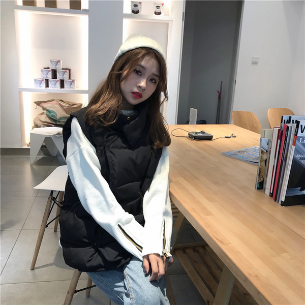 Alkalmi női mellény oldalsó rögzítéssel és zsebekkel fekete-fehér színben