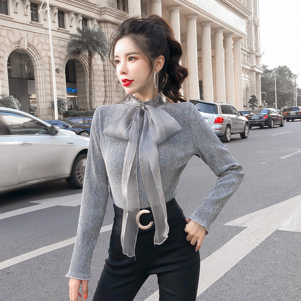 Stílusos női blúz szürke és kék szalaggal