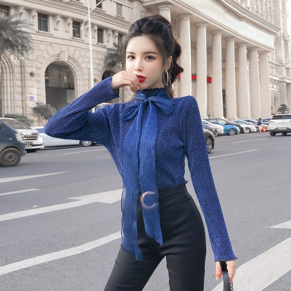 Stílusos női blúz szürke és kék szalaggal