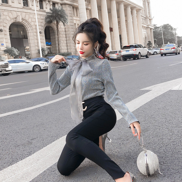 Stílusos női blúz szürke és kék szalaggal